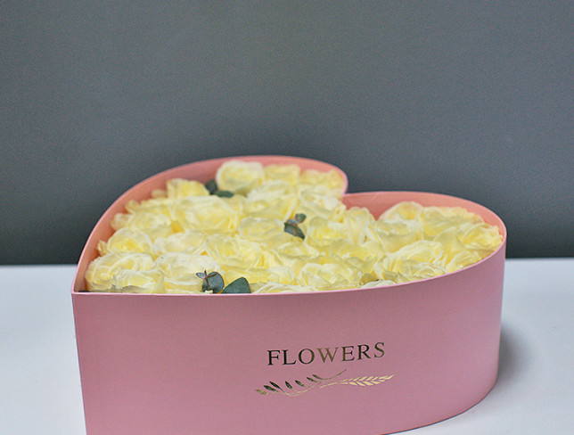 Розовая коробка-сердце  из 35 белых роз Фото